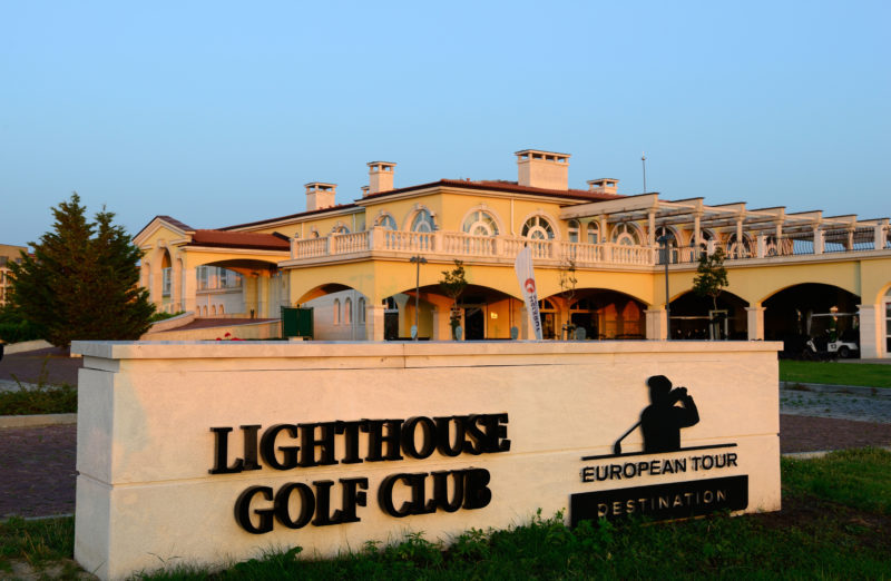Out-Of-Bounds_Lighthouse_golfbana