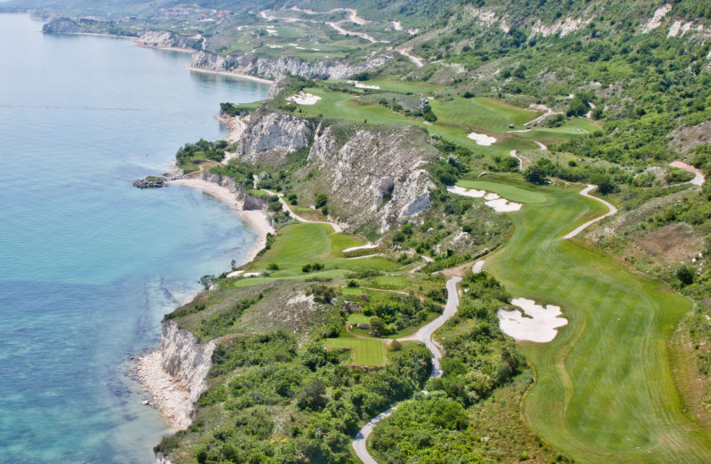 Out-Of-Bounds_Thracian-Cliffs_golfbana