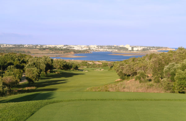 Out-Of-Bounds_Onyria-Palmares_golfbana