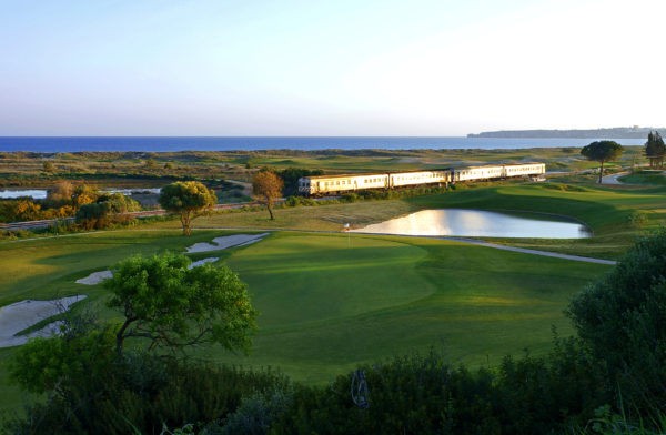 Out-Of-Bounds_Onyria-Palmares_golfbana