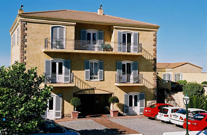 Out-Of-Bounds_Auberge-Burgundy_hotell
